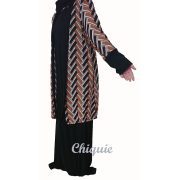Longue robe avec un gilet marron assorti