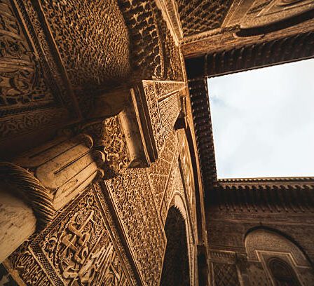 plafond bois sculpté marocain artisanat